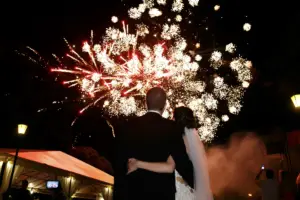 pareja de novios viendo pirotecnia