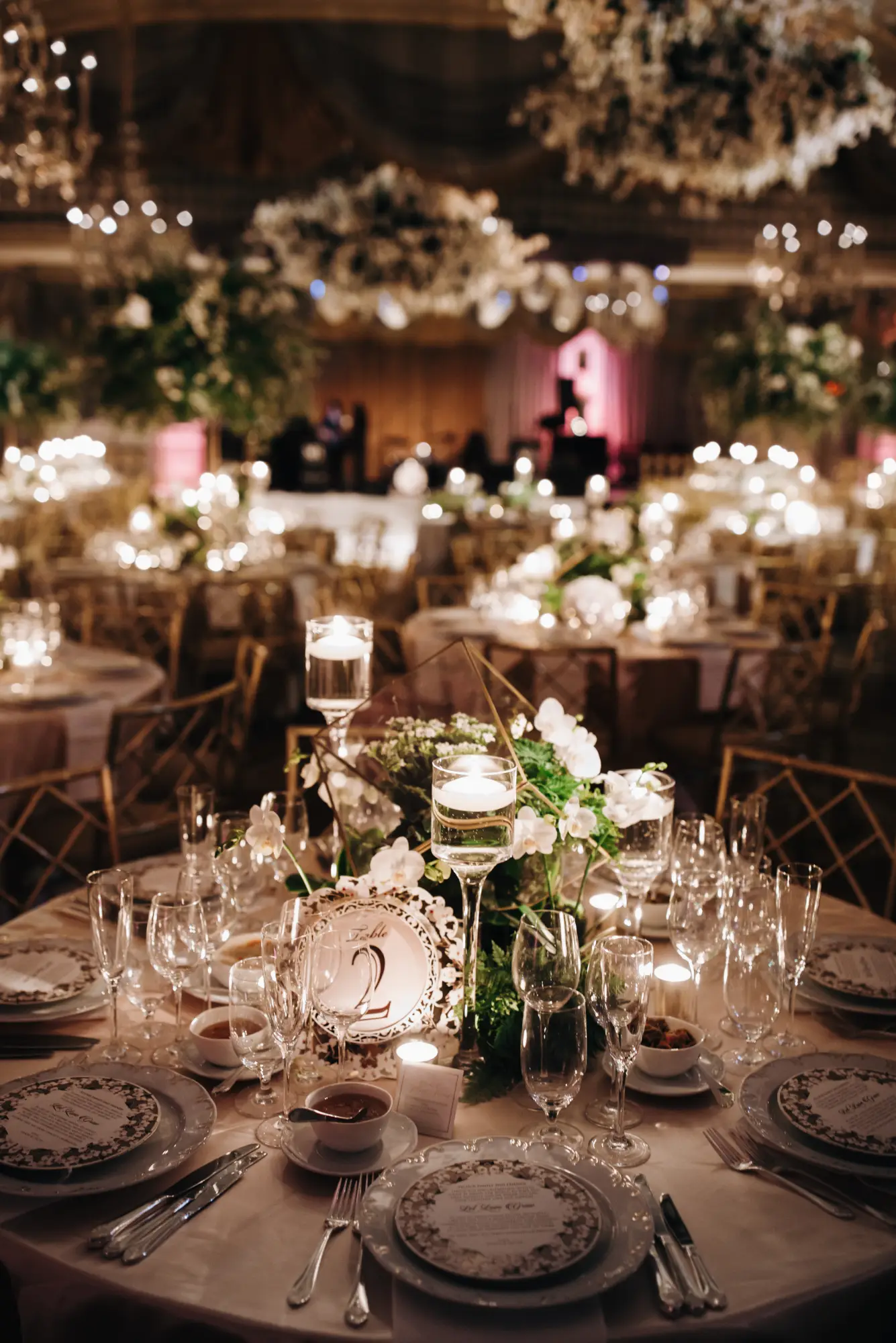 amaizing-setting-tableware-appliances-some-romantic-place